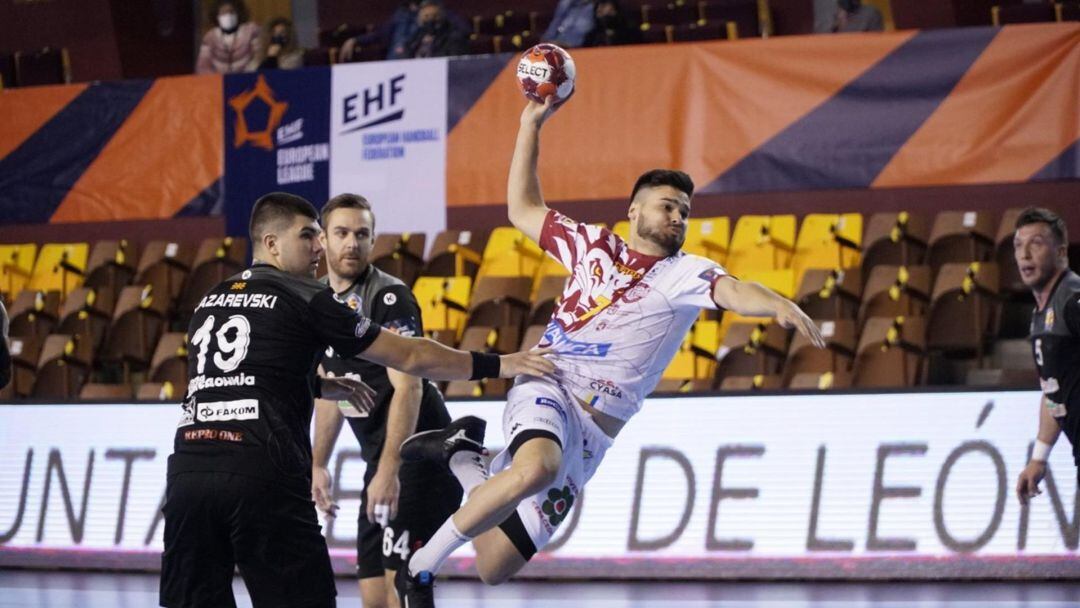 Natan Suarez intenta un lanzamiento a puerta