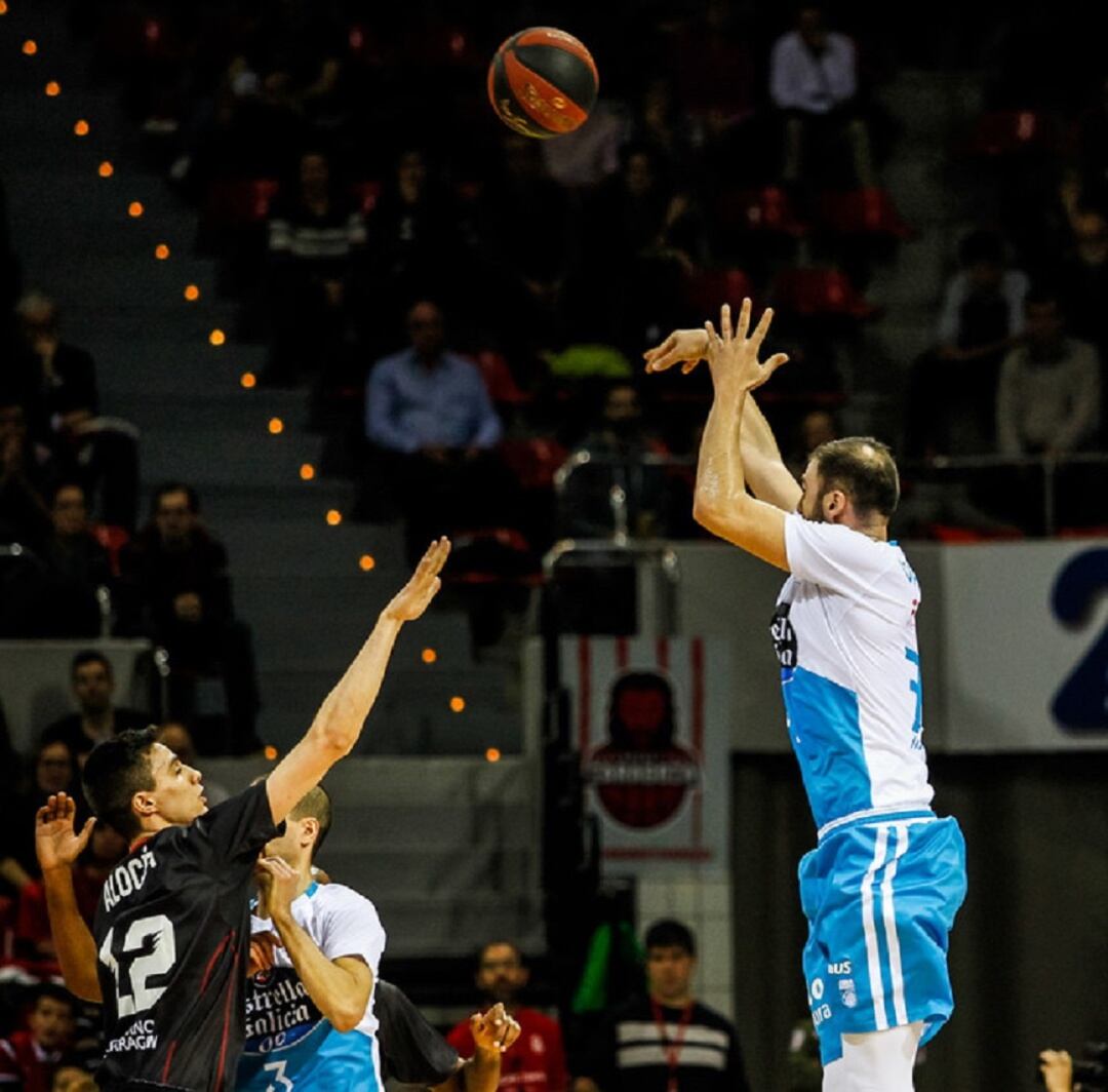 Kostas Vasileiadis, lanzando un triple en el Prínciipe Felipe de Zaragoza