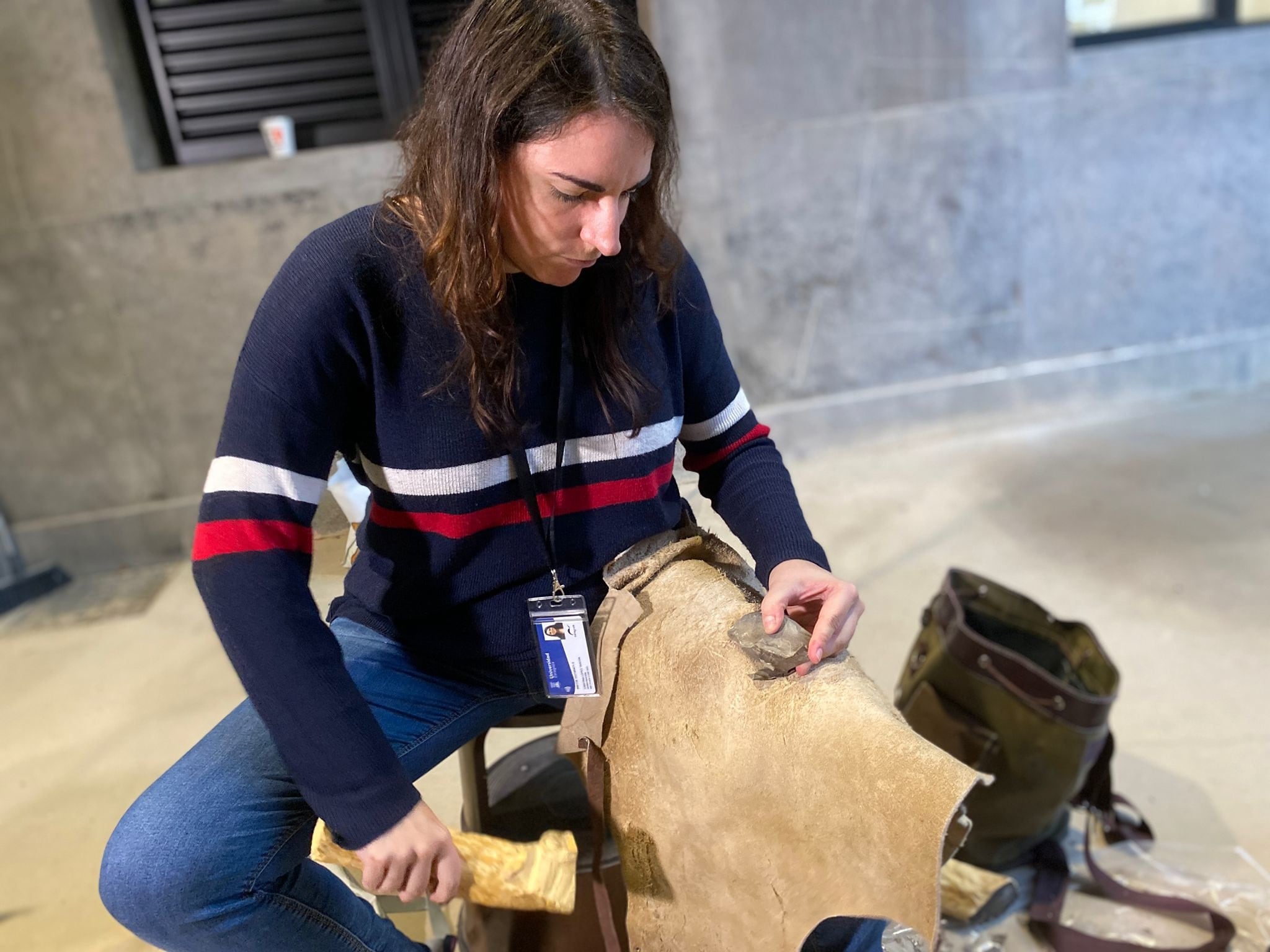 Una de las investigadoras con una talla prehistórica