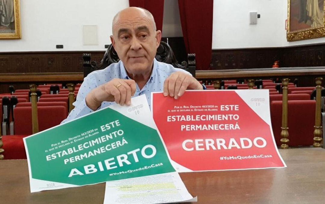 El concejal José Luis Madueño con los carteles 