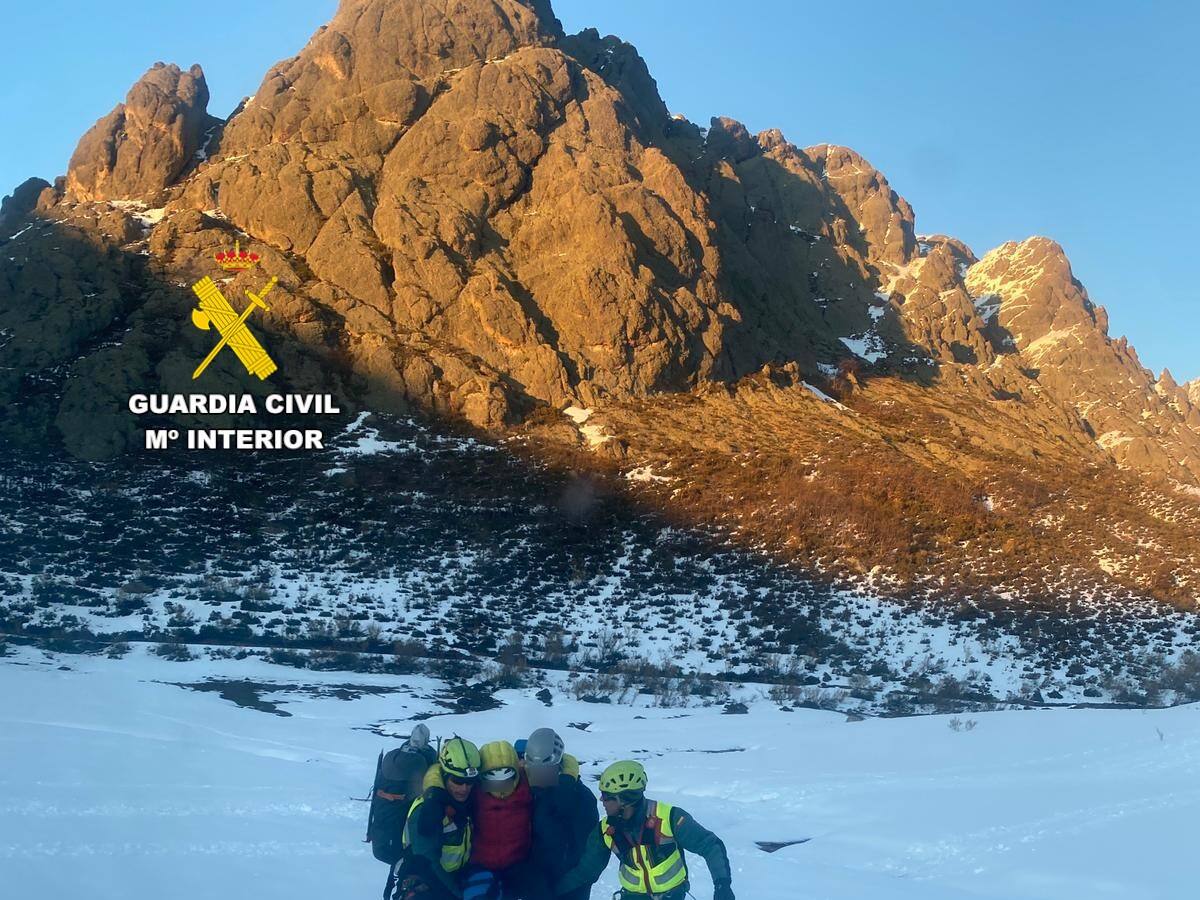 Rescatada una mujer que sufrió un accidente mientras esquiaba en el pico Tres Provincias de Boca de Huérgano