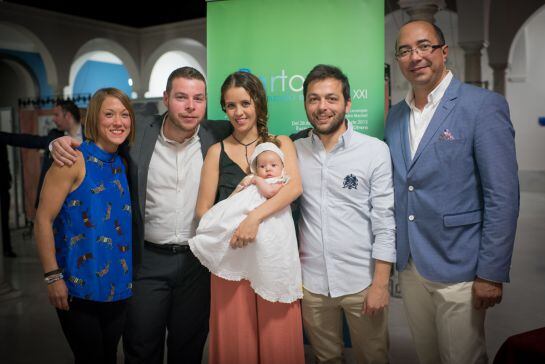 Lucía, en brazos de su madre, Candela y junto a su padre, Adrián, acompañados por el doctor Jorge Lecompte y el fotógrafo, Alejandro Mármol.