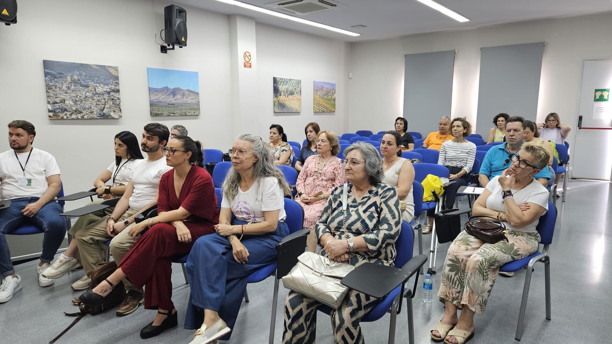 Público asistente a la charla sobre la fibromialgia