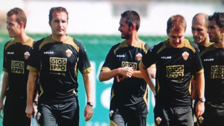 Rubén Baraja con sus auxiliares durante un entrenamiento del Elche C.F.