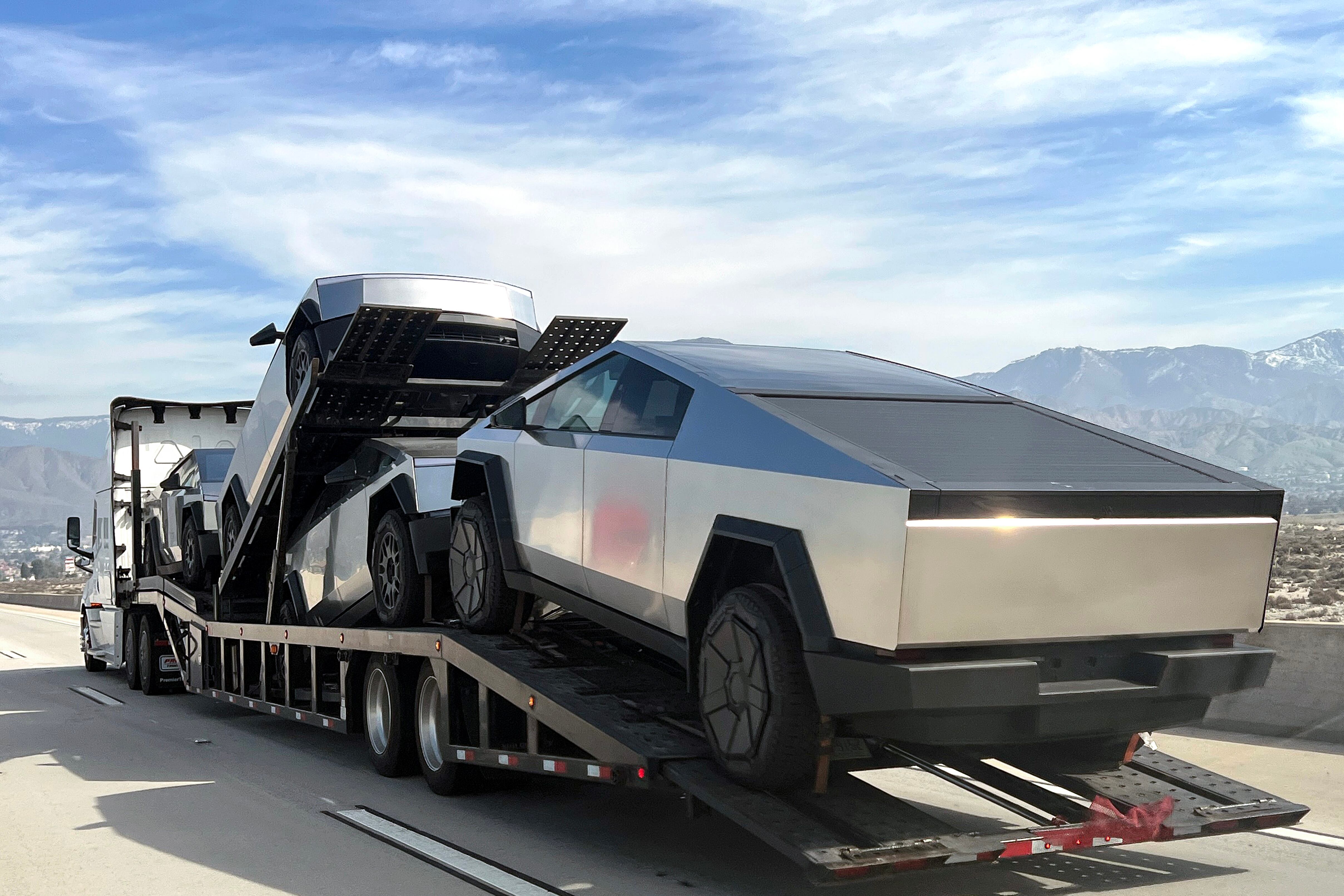 Imagen de varios Cybertruck de Tesla siendo transportados en un camión