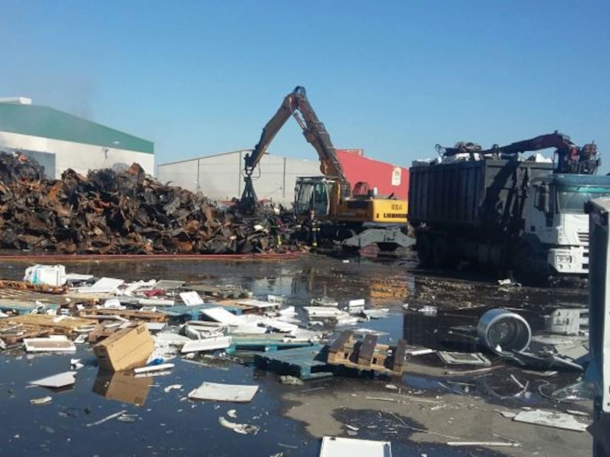 Controlado el incendio que afecta a una nave de reciclaje en Aznalcóllar