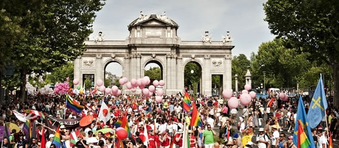 La cabecera del desfile del Orgullo LGTBIQ+ en la Puerta de Alcalá