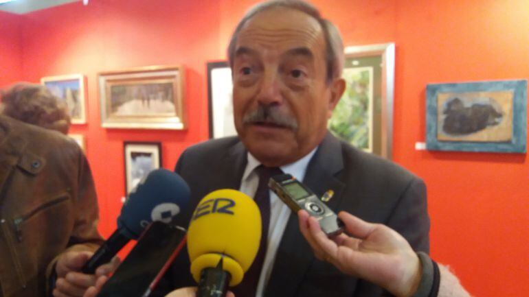 El alcalde de Oviedo, Wenceslao López, comparece ante los medios.