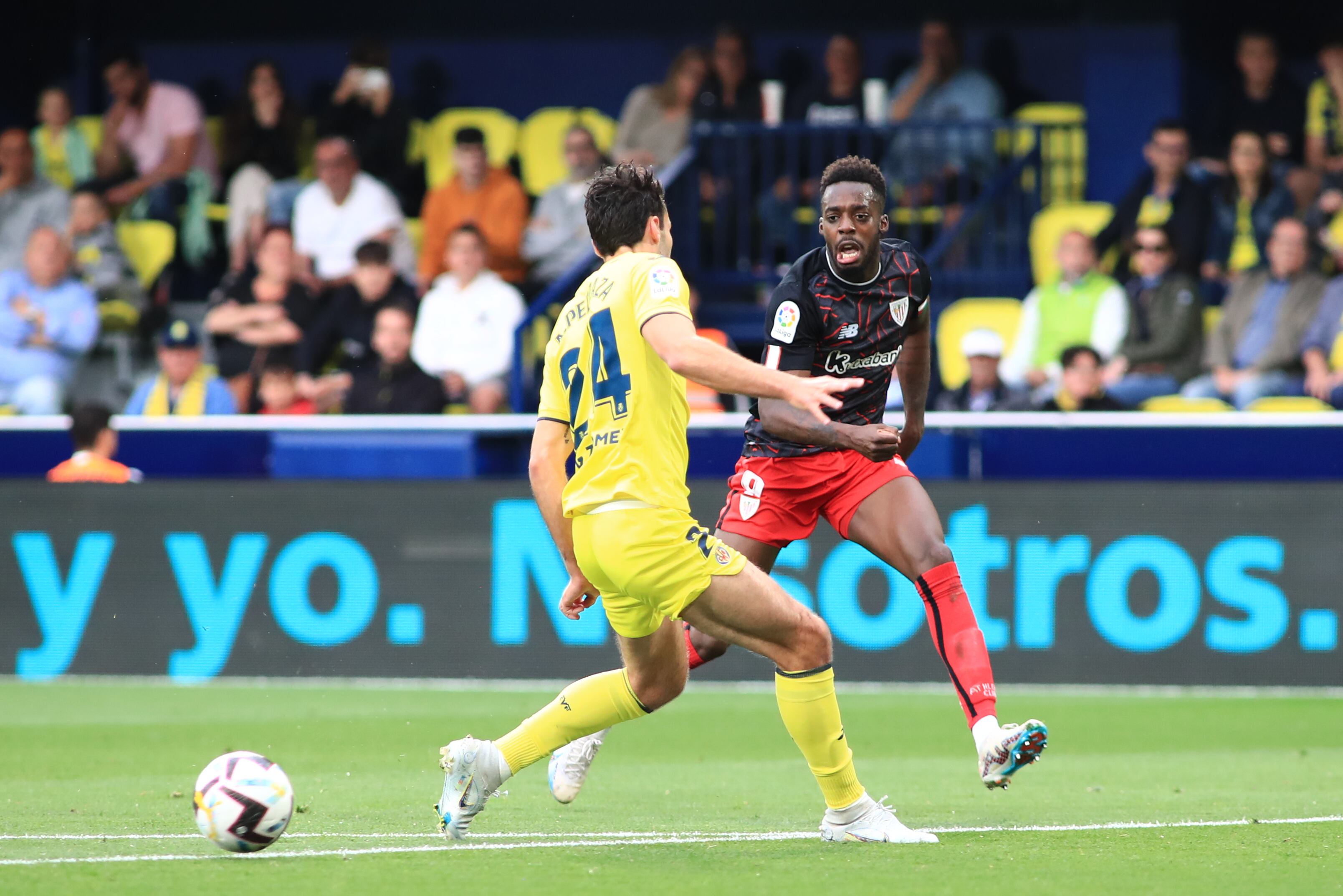 El defensa del Villarreal Alfonso Pedraza disputa una posesión con el delantero del Athletic Club, Iñaki Williams 