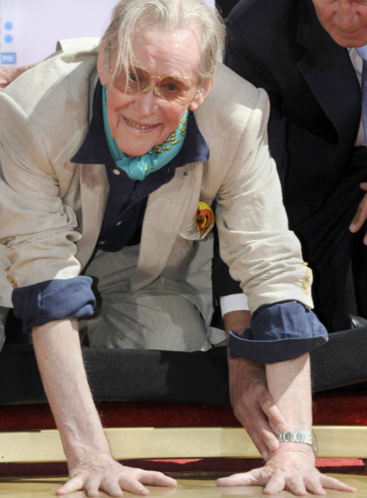 El actor Peter O'Toole consiguió el Oscar honorífico en 2003 y puso sus huellas en el paseo de la fama de Hollywood.