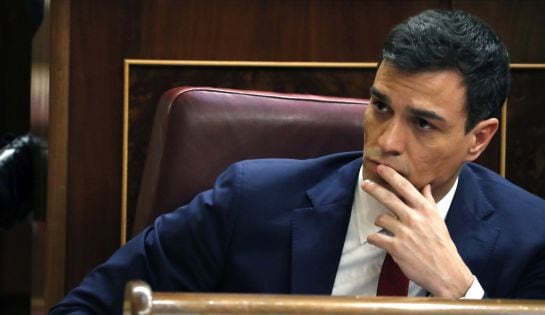 El secretario general del PSOE, Pedro Sánchez, escucha la intervención de Iglesias.