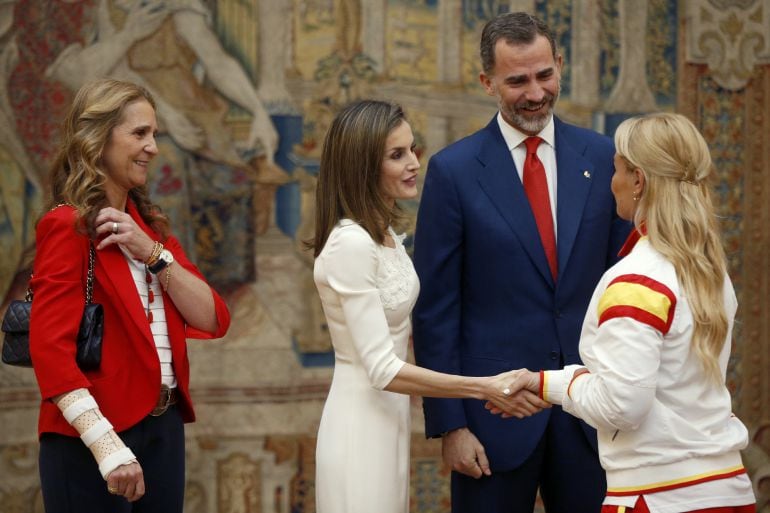 Recepción en el Palacio de El Pardo a los medallistas olímpico. La Reina Letizia saluda a  la levantadora Lidia Valentín