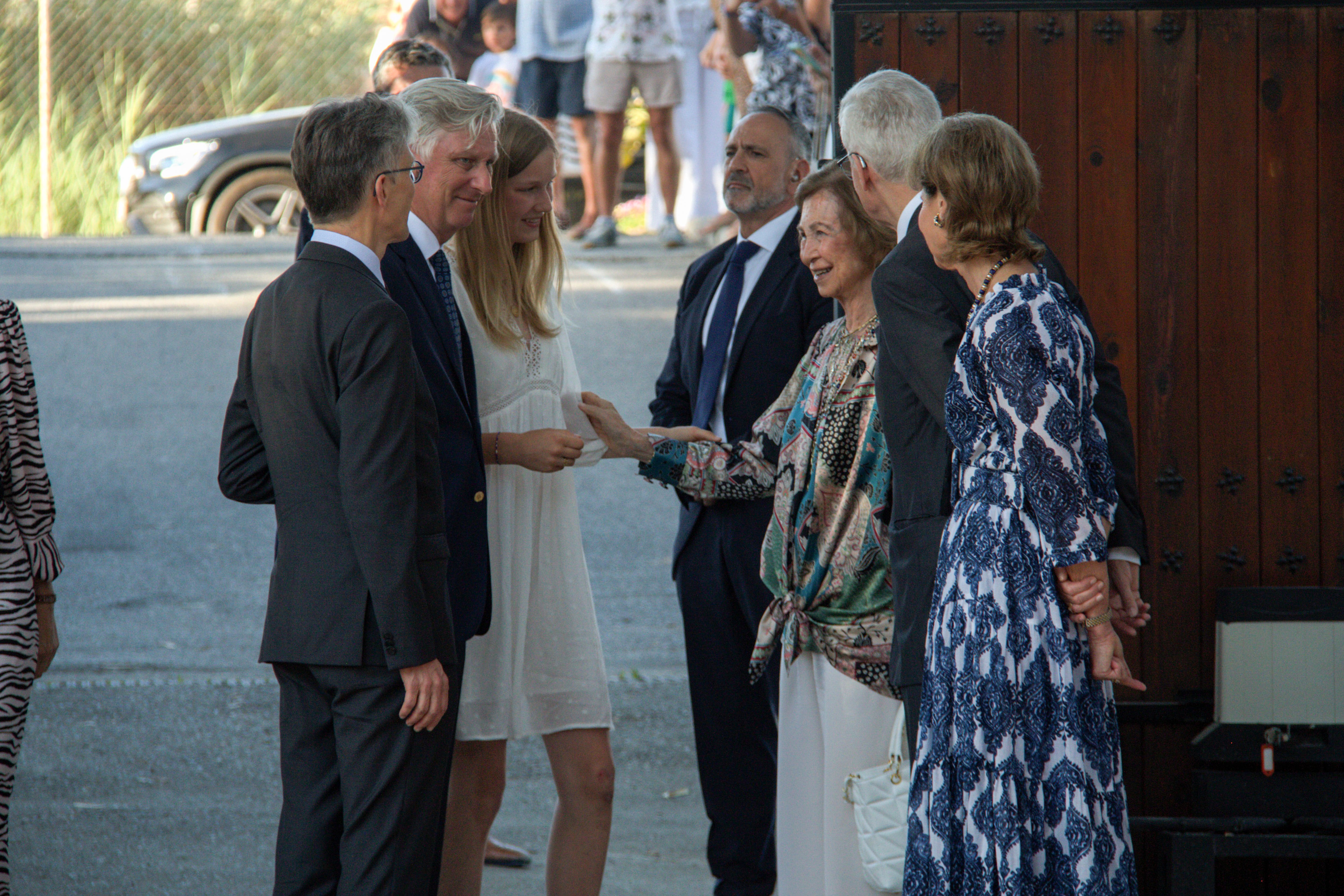 El rey Felipe de Bélgica (2-i) y la reina emérita Sofía (3-d) han inaugurado este lunes en Motril (Granada) una muestra permanente dedicada a los que fueran reyes de los belgas Balduino y Fabiola, con motivo del treinta aniversario del fallecimiento del monarca en la finca que poseía en esta localidad. En la foto, conversando con la princesa Margarita de Luxemburgo (d) y la princesa Eleonore (3-i), entre otros