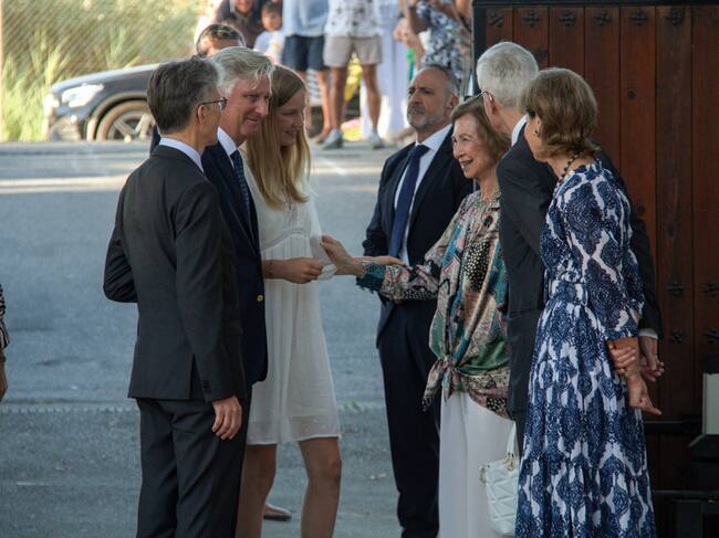 El rey Felipe de Bélgica (2-i) y la reina emérita Sofía (3-d) han inaugurado este lunes en Motril (Granada) una muestra permanente dedicada a los que fueran reyes de los belgas Balduino y Fabiola, con motivo del treinta aniversario del fallecimiento del monarca en la finca que poseía en esta localidad. En la foto, conversando con la princesa Margarita de Luxemburgo (d) y la princesa Eleonore (3-i), entre otros