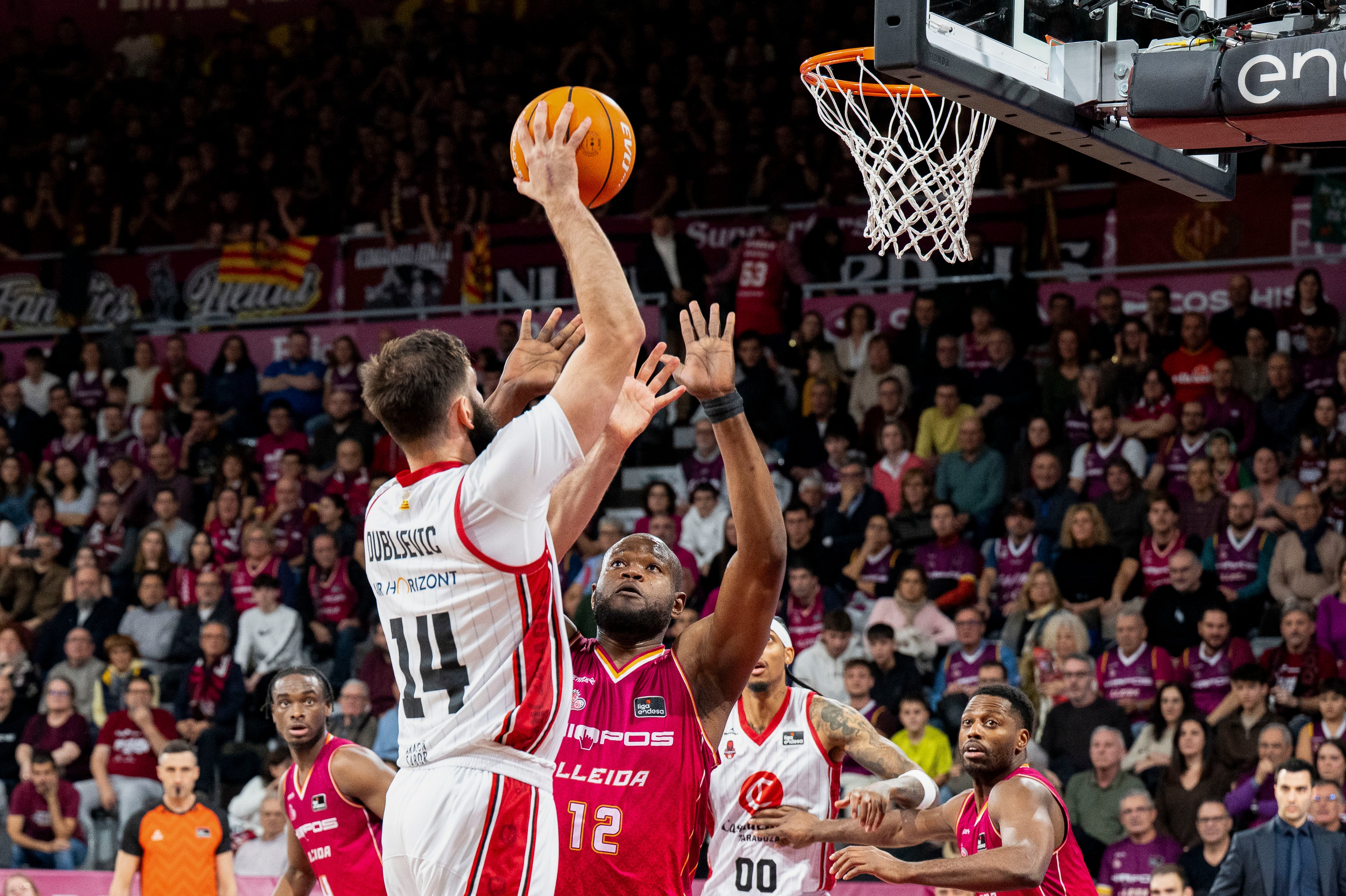 LLEIDA, 04/01/2026.- El pívot montenegrino del Casademont Zaragoza, Bojan Dubljevic (i), entra a canasta ante el pívot senegalés de Hiopos Lleida, Atoumane Diagne, durante el encuentro correspondiente a la fase regular de la Liga Endesa que disputan este domingo en el pabellón Barris Nord de Lleida. EFE/ Alex López