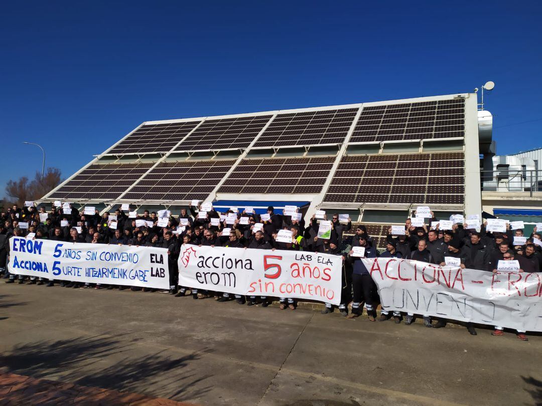 Trabajadores de EROM se han concentrado ante la sede central de la empresa en Tafalla