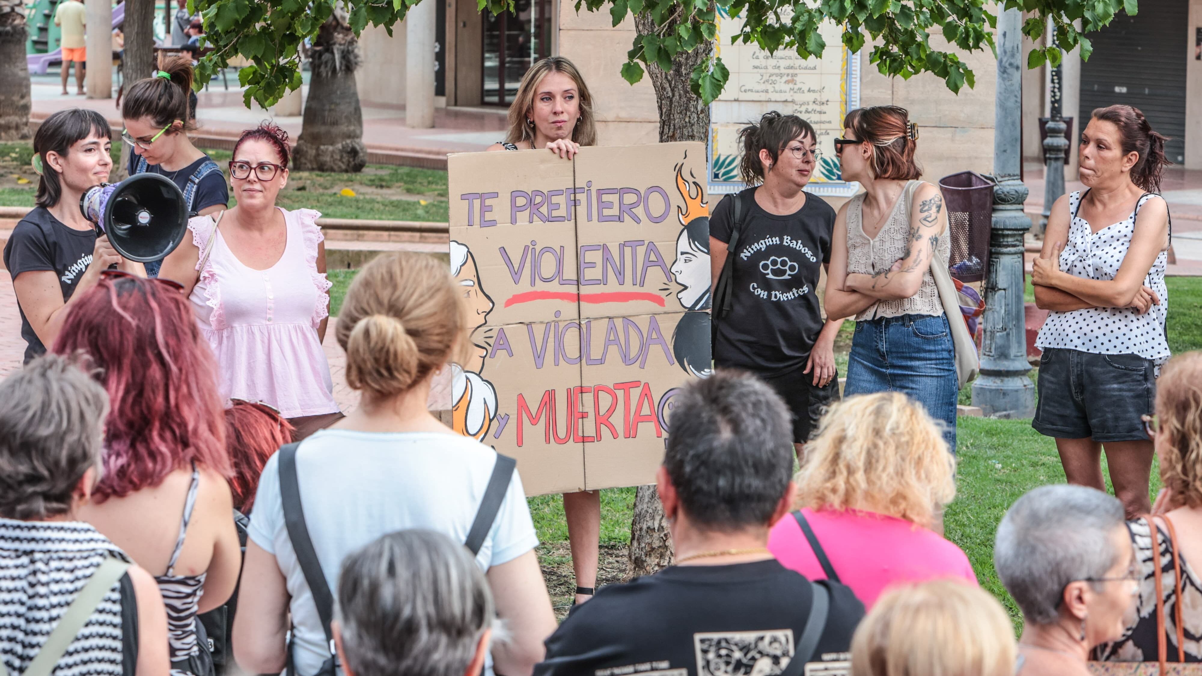 La convocatoria, realizada por la Asamblea Feminista Vinalopó Mitjà, ha servido para visibilizar el rechazo ciudadano a las agresiones sexuales