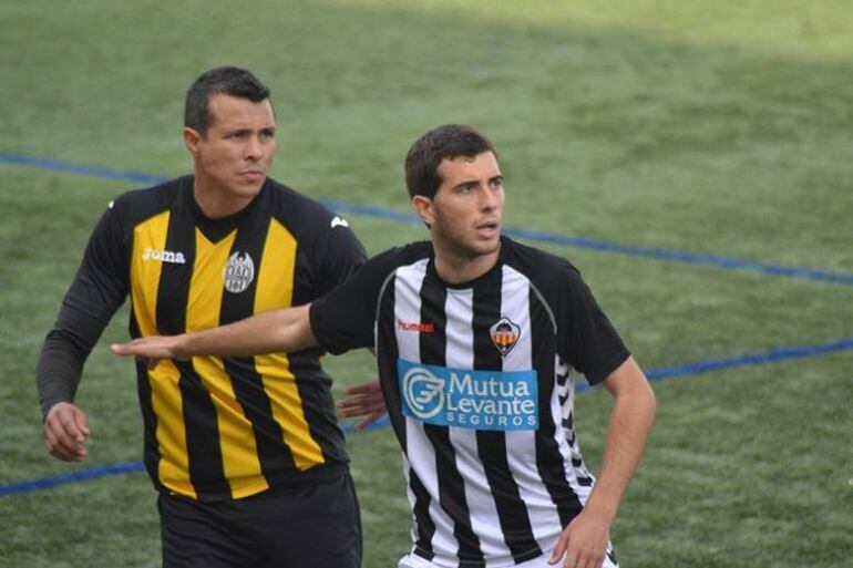 Charly Meseguer ante el Paterna