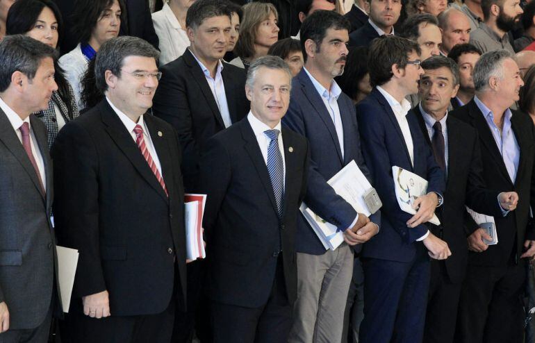 GRA130. BILBAO, 04/09/2015.- El lehendakari, Iñigo Urkullu (c), junto a los 130 alcaldes de los municipios vascos en los que ha habido víctimas mortales en el acto en el que les ha invitado a que organicen actos de homenaje y ha defendido hoy un &quot;reconocimiento integrador de todas las víctimas, al margen del signo de la violencia que las haya producido&quot;. EFE/LUIS TEJIDO