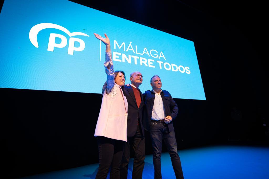 Patricia Navarro, Francisco de la Torre y Elías Bendodo en el acto de precampaña del PP celebrado en la ESAD de Málaga. PP.