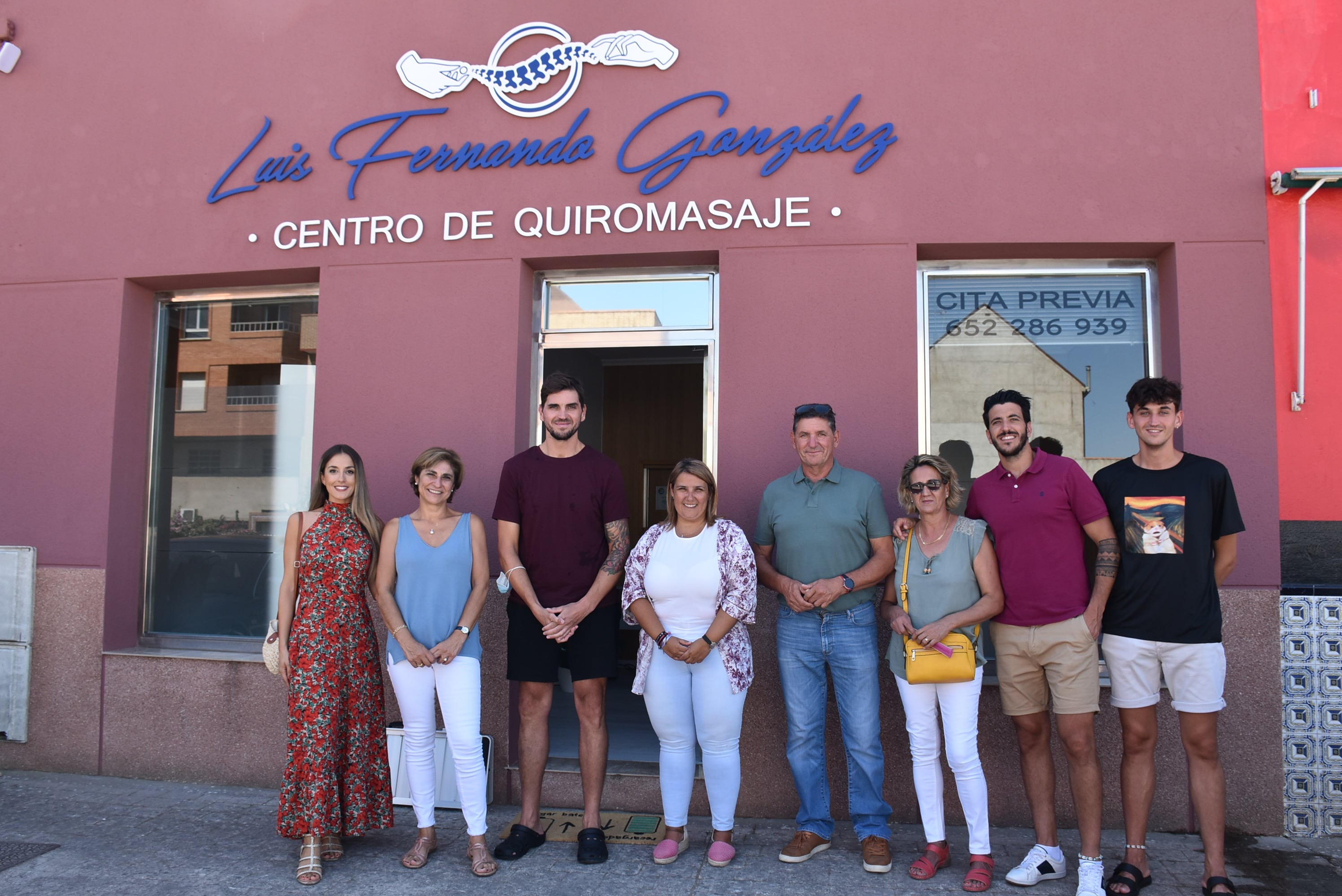 La alcaldesa, Tita García en el nuevo centro de quiromasaje