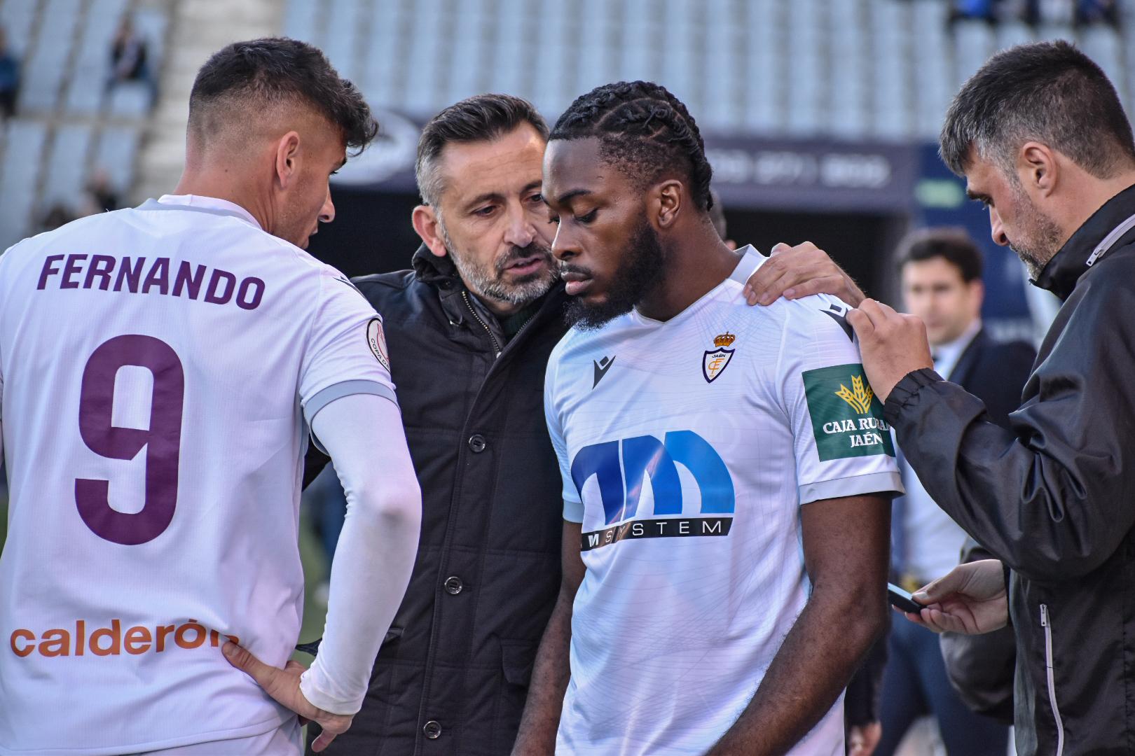 Manolo Herrero le da instrucciones a Dalton antes de ingresar al terreno de juego en el partido ante el Arenas de Armilla.