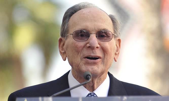 Hal David da las gracias al Hollywood Chamber of Commerce por su estrella en el Paseo de la Fama en los Ángeles el 14 de octubre de 2011