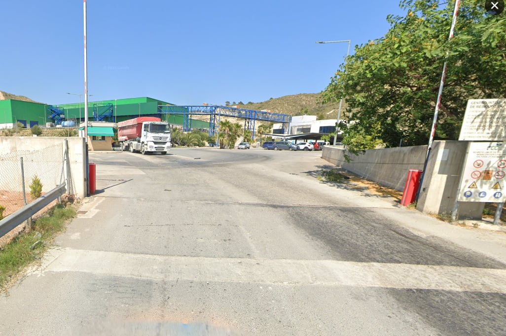 Acceso a la planta de tratamiento de residuos de Les Canyades en El Campello