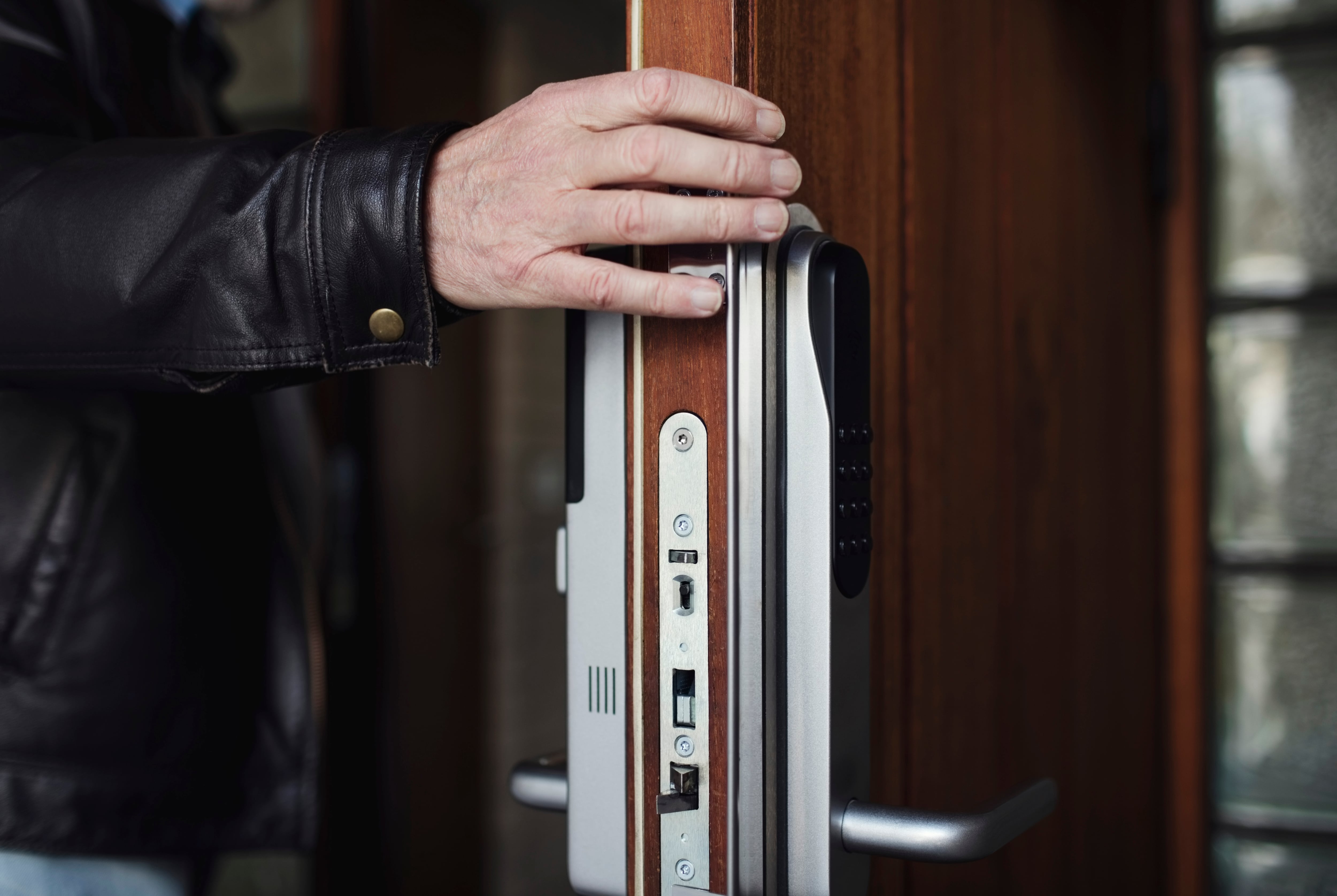 Un hombre accede al interior de una vivienda.