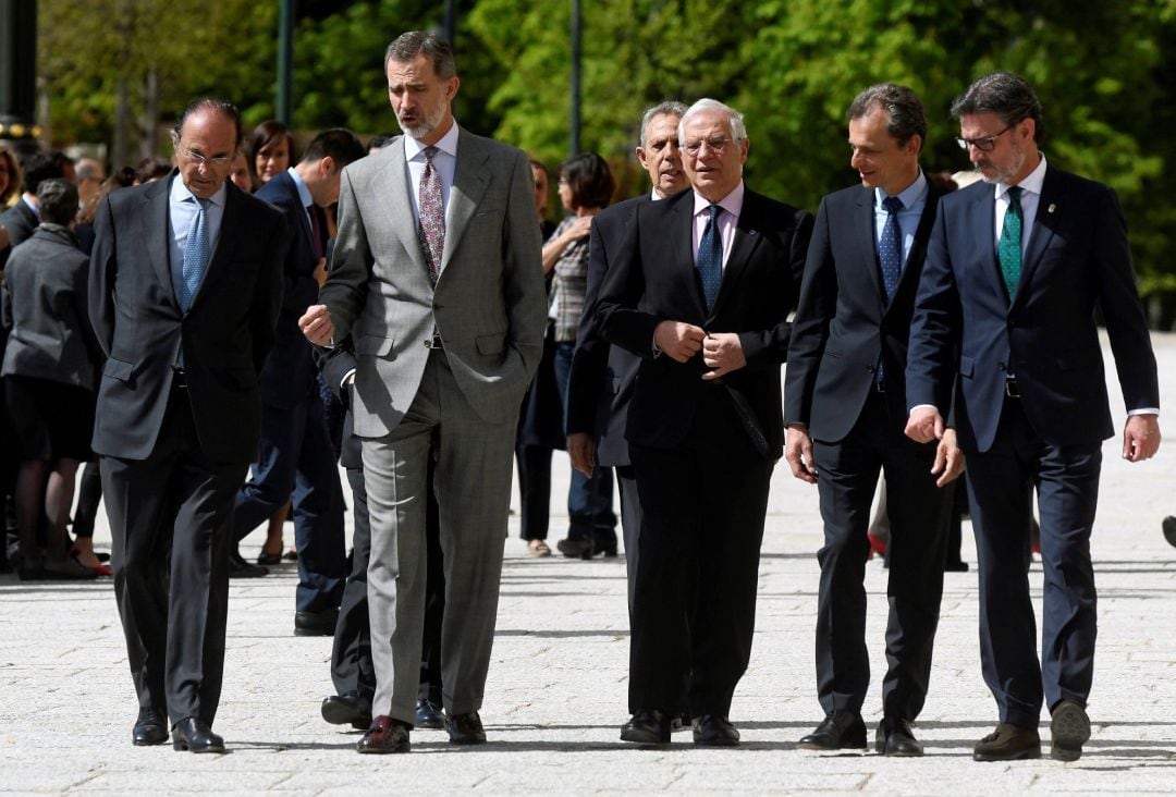  El rey Felipe VI, acompañado por los ministros en funciones de Exteriores, Josep Borrell (3d), y de Ciencia, Innovación y Universidades, Pedro Duque (2d), y el presidente del Real Instituto Elcano, Emilio Lamo de Espinosa (i), entre otras autoridades, a su llegada a la reunión anual del Consejo Científico del Real Instituto Elcano celebrado este lunes en el Palacio Real de la Granja de San Ildefonso, en Segovia. 