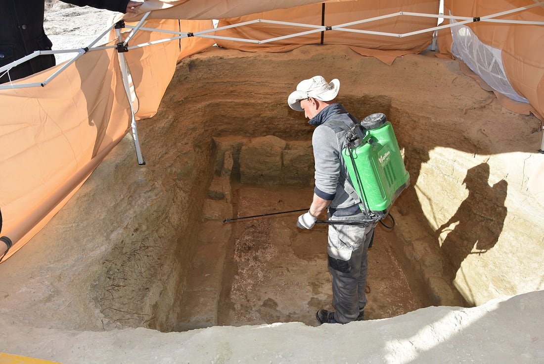 Limpieza de tumba íbera en Cerro Santuario de Baza