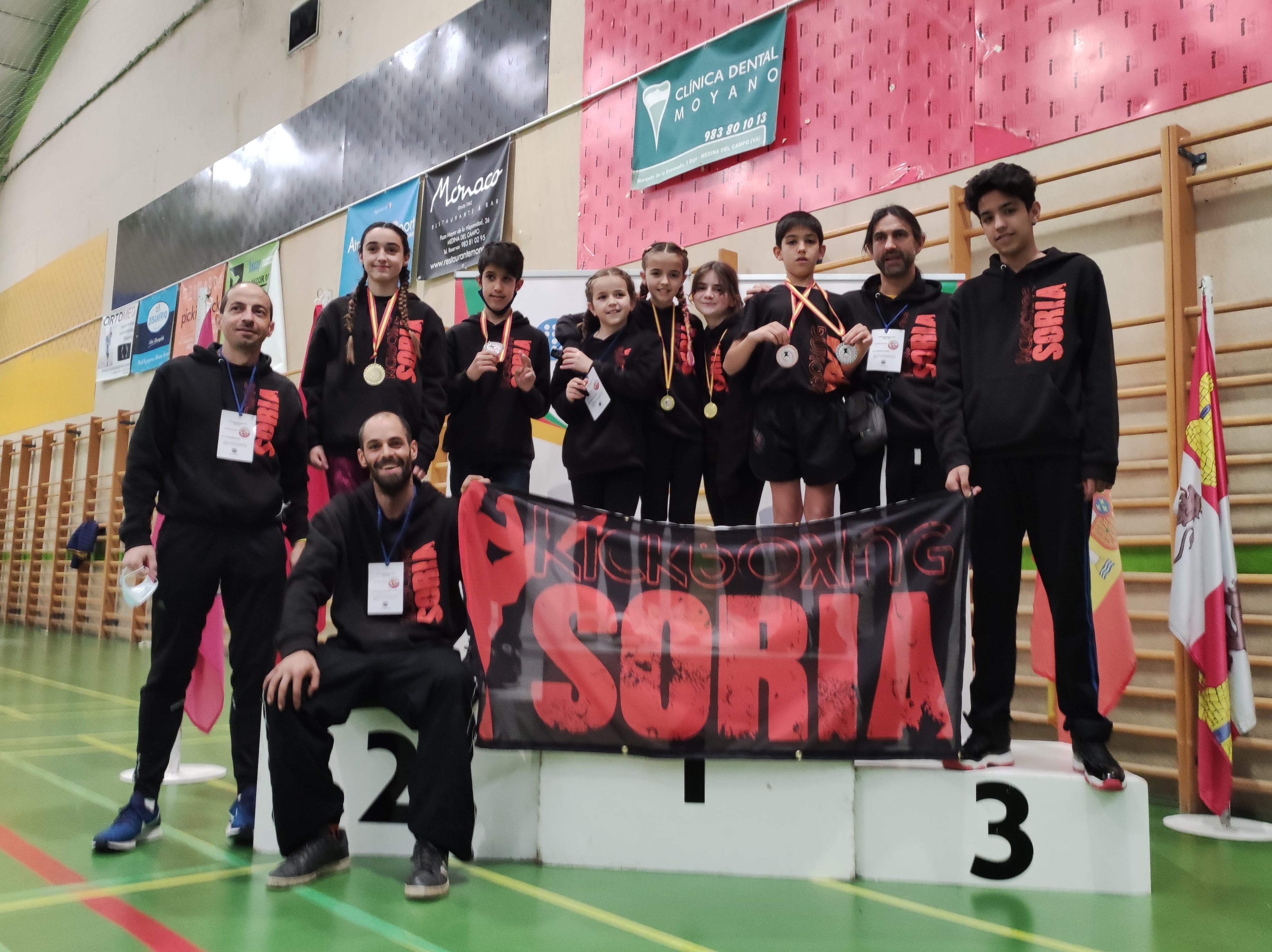 Los cadetes del Club Kickboxing Soria, con sus medallas en el podio de Medina del Campo.