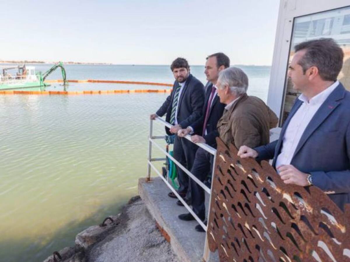 Comienzan las pruebas de limpieza del Mar Menor en Los Urrutias
