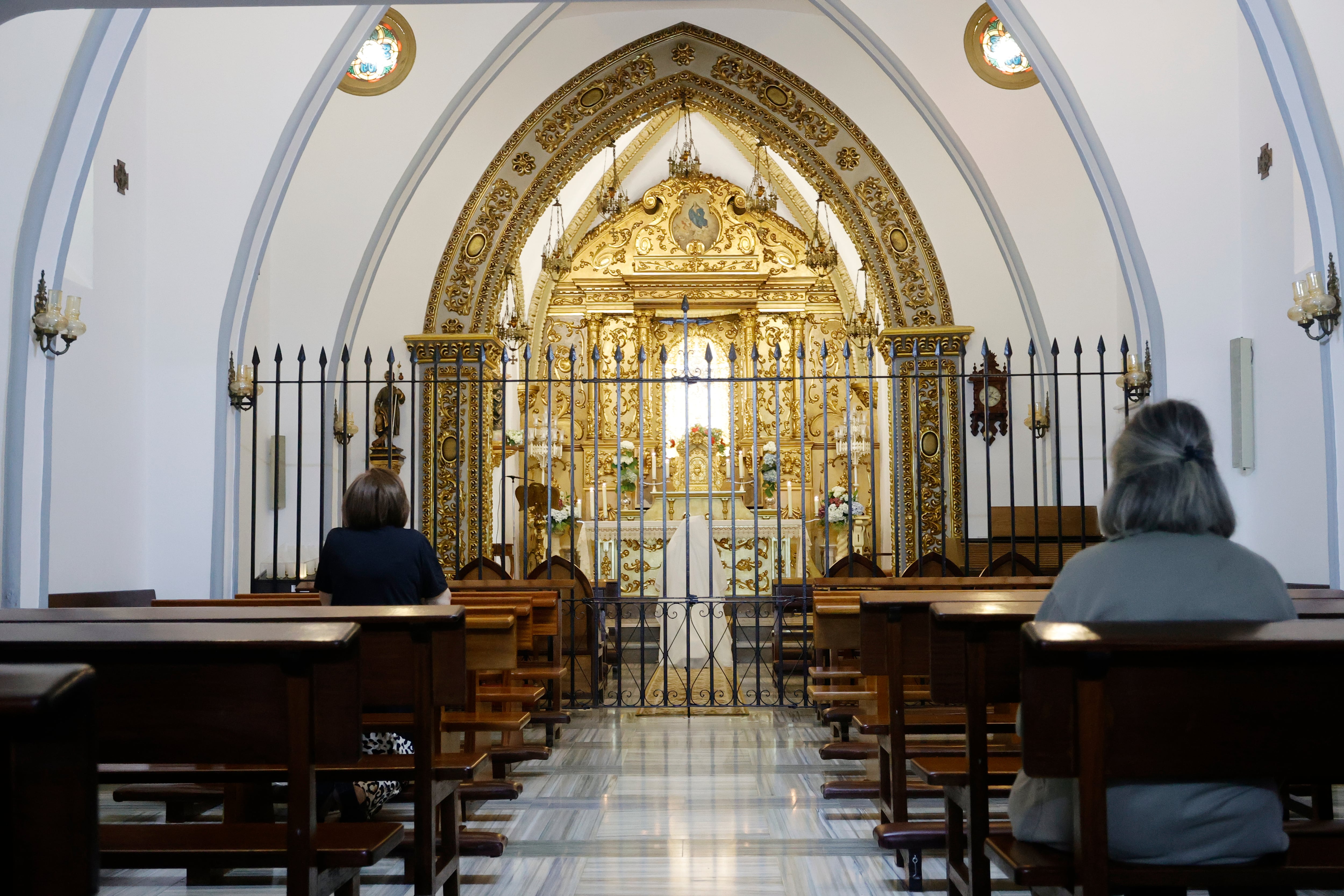 El inminente cierre del último convento de la comarca de Ferrol, el de las esclavas, ha movilizado a la Diócesis de Mondoñedo-Ferrol, propietaria del inmueble, para garantizar con el apoyo de voluntarios que su capilla siga abierta al público (foto: Kiko Delgado / EFE)