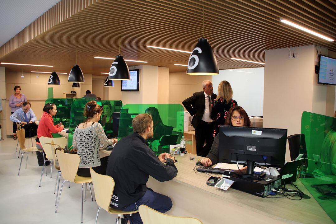 Usuaris fent tràmits al Servei d'Immigració un cop resolts els problemes informàtics.