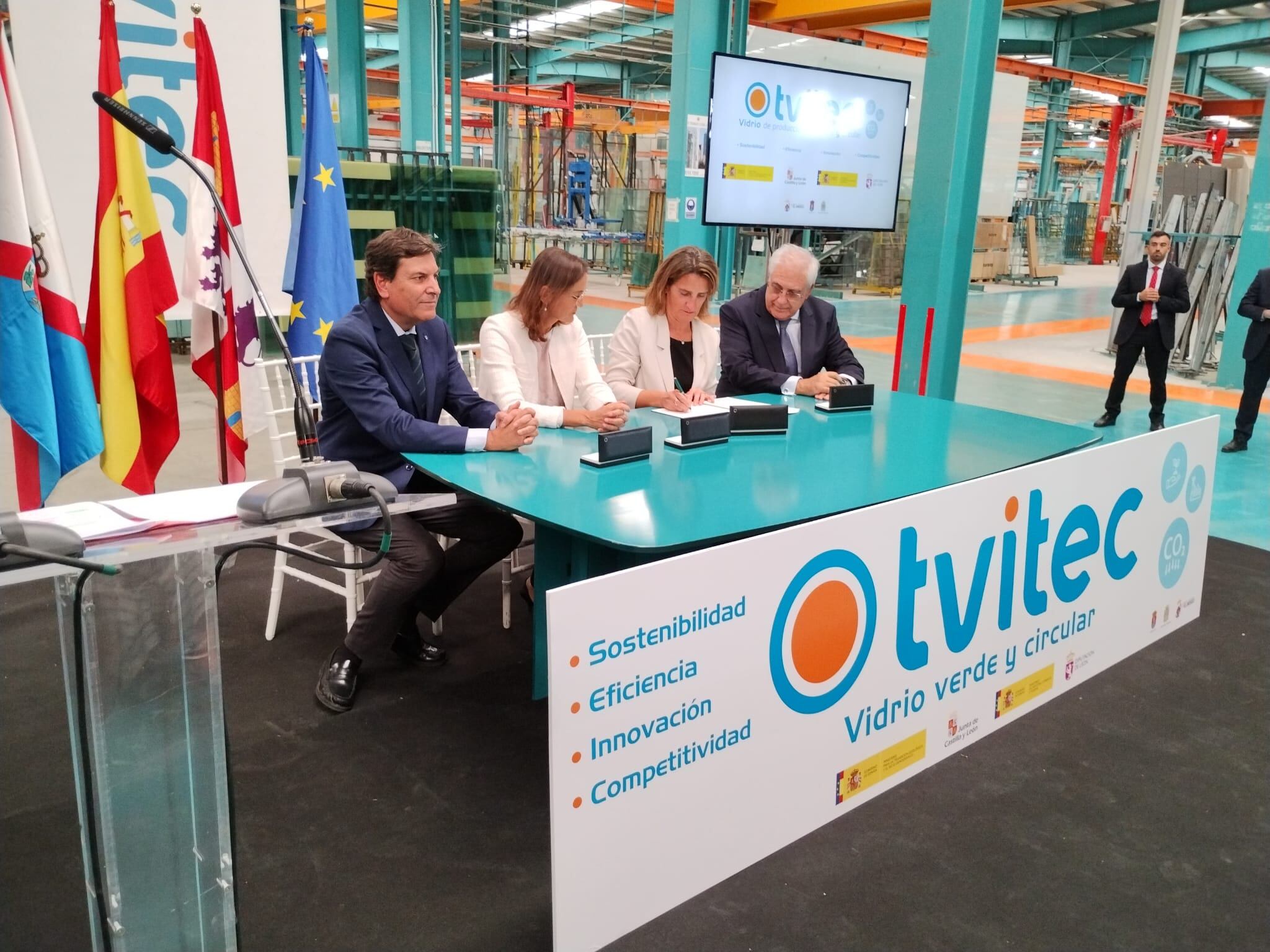 Las ministras de Transición Ecológica e Industria firman el acuerdo con el consejero de Economía de la Junta (izq.)  y el responsable de TVITEC, Javier Prado