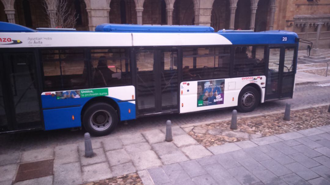 Autobús a su paso por San Vicente