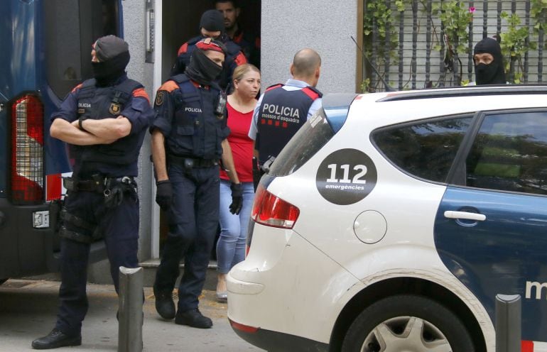 Los Mossos efectúan detenciones en un domicilio en Badalona. 