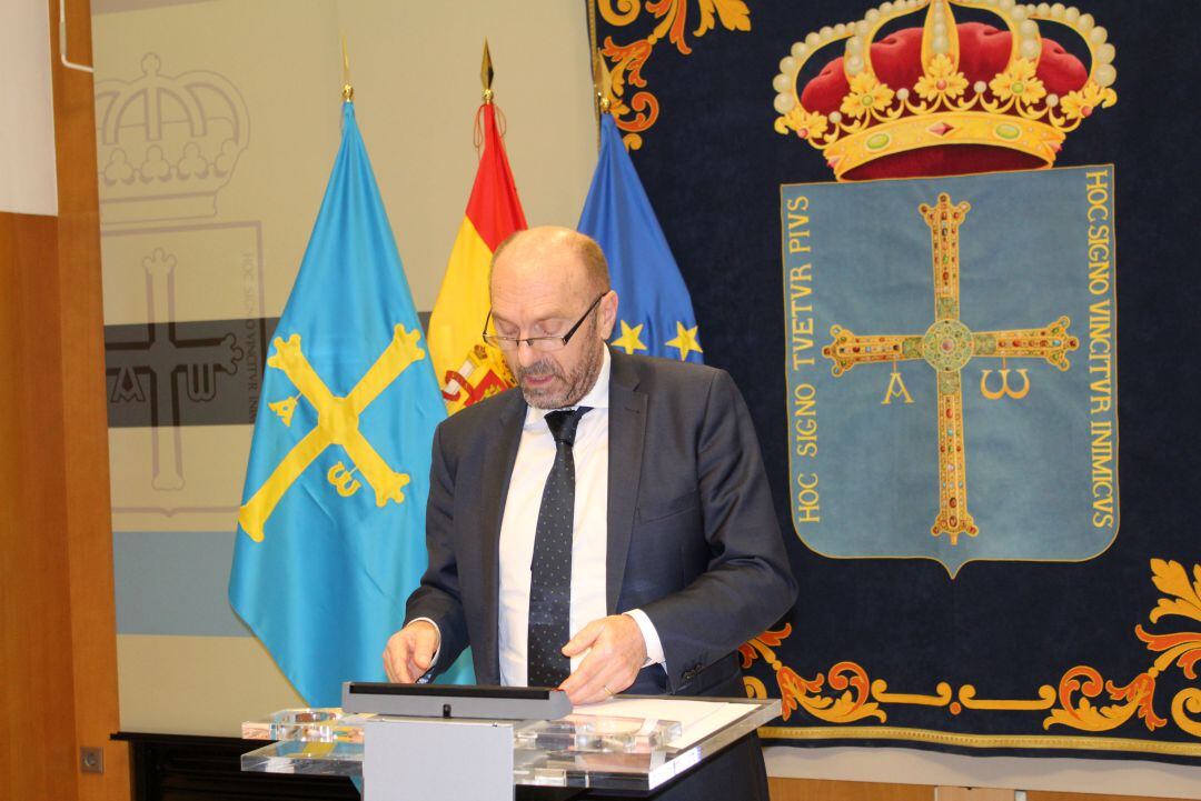 El Vicepresidente asturiano, Juan Cofiño, durante la rueda de prensa celebrada esta tarde en la sede de Presidencia del Gobierno