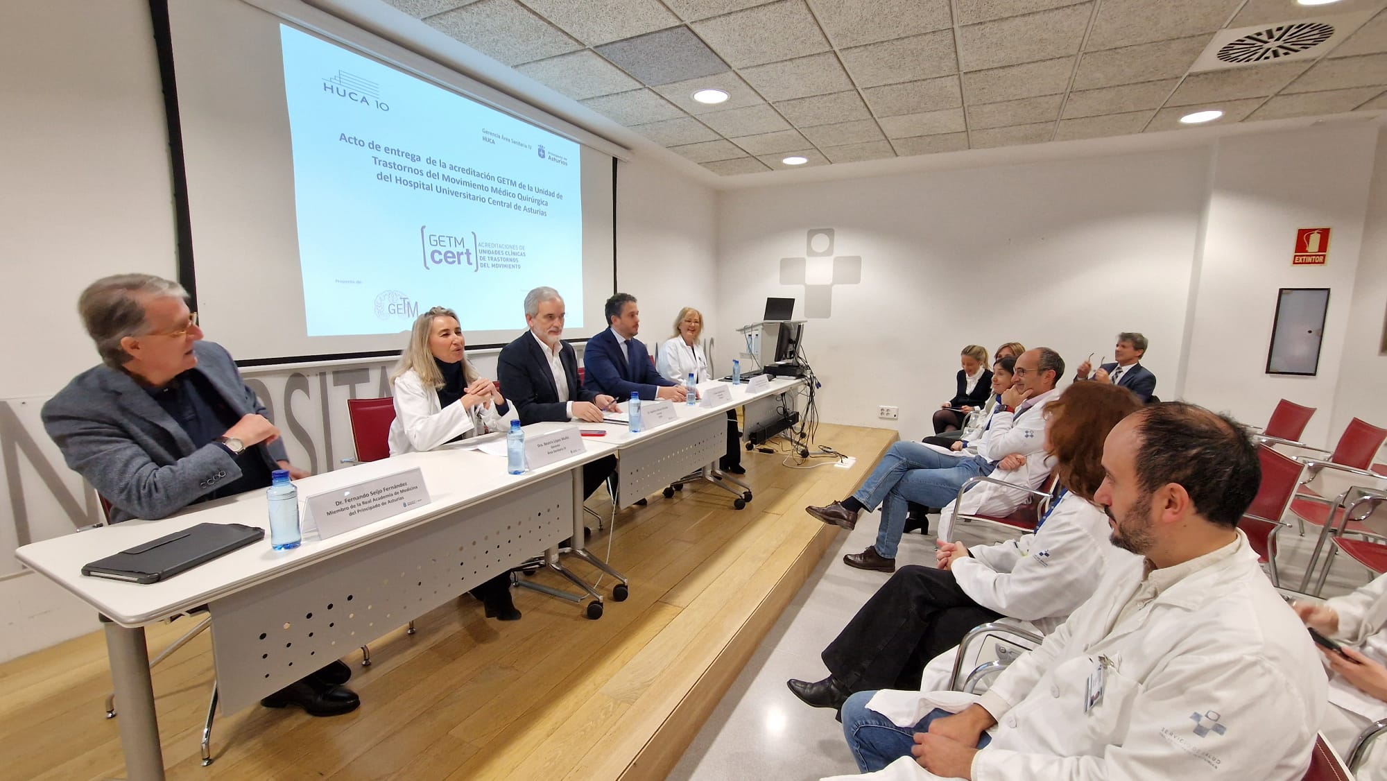 Por la izquierda,  Fernando Seijo, miembro de la Real Academia de Medicina del Principado; Beatriz  López  Muñiz, gerente del área sanitaria IV; Aquilino Alonso, gerente del Sespa; y Álvaro Sánchez- Ferro, coordinador del grupo de estudio de trastornos del movimiento de la Sociedad Española de Neurología; y Marta Blázquez, jefa de sección de Enfermedades Neurodegenerativas en el HUCA