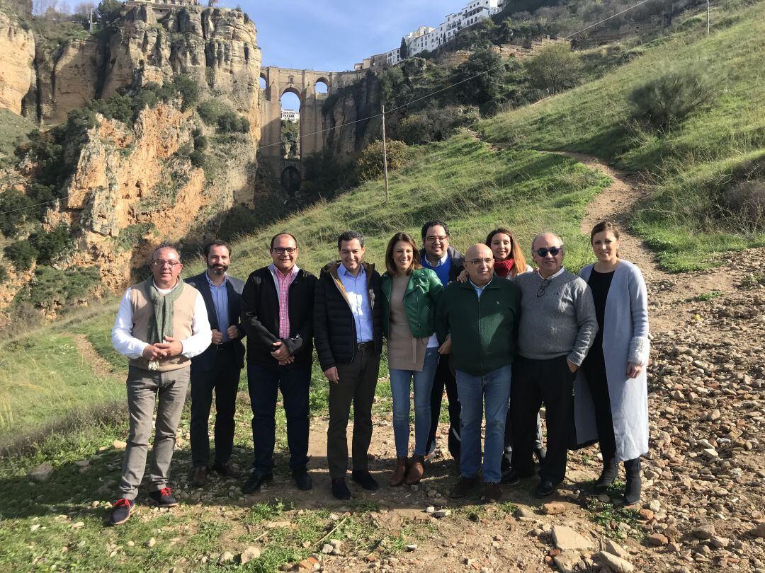 Moreno Bonilla ha estado arropado en su visita a Ronda por los componentes del Grupo Municipal Popular