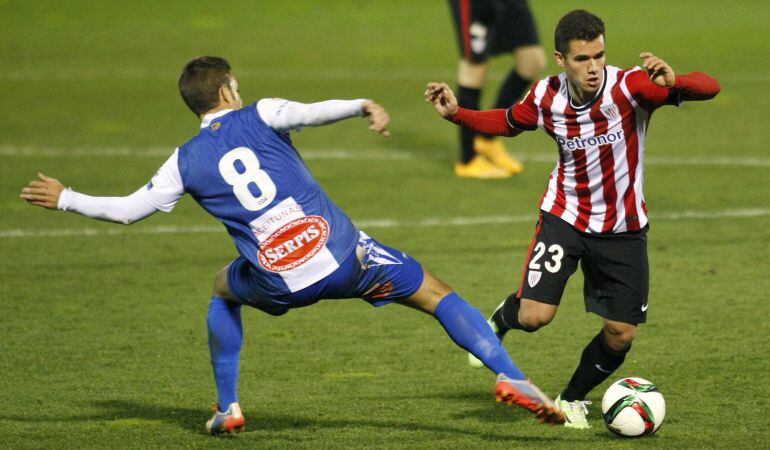 El centrocampista del Athletic Ager Aketxe y el centrocampista del Alcoyano Julio de Dios Moreno pugnan por el balón