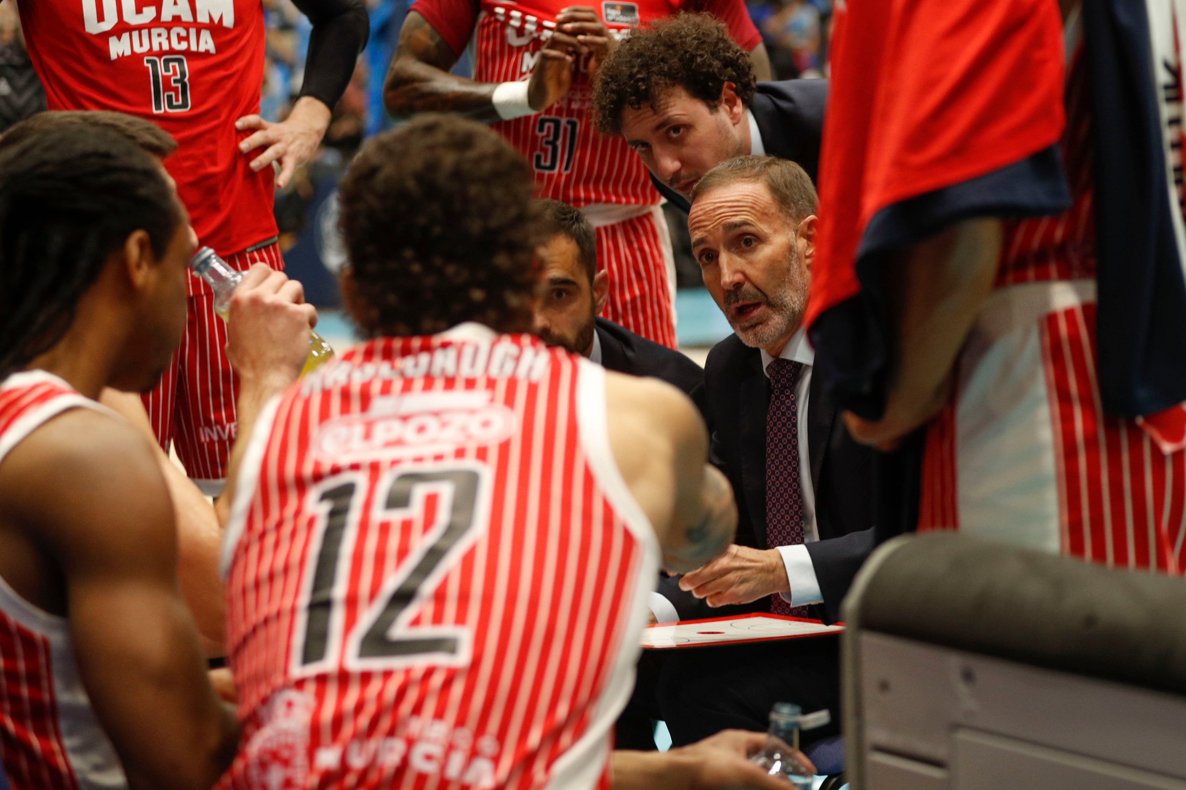  El entrenador del UCAM Murcia, Sito Alonso, da instrucciones en un tiempo muerto durante el partido de Liga Endesa de baloncesto entre el Breogán Lugo y el UCAM Murcia. EFE/ Eliseo Trigo