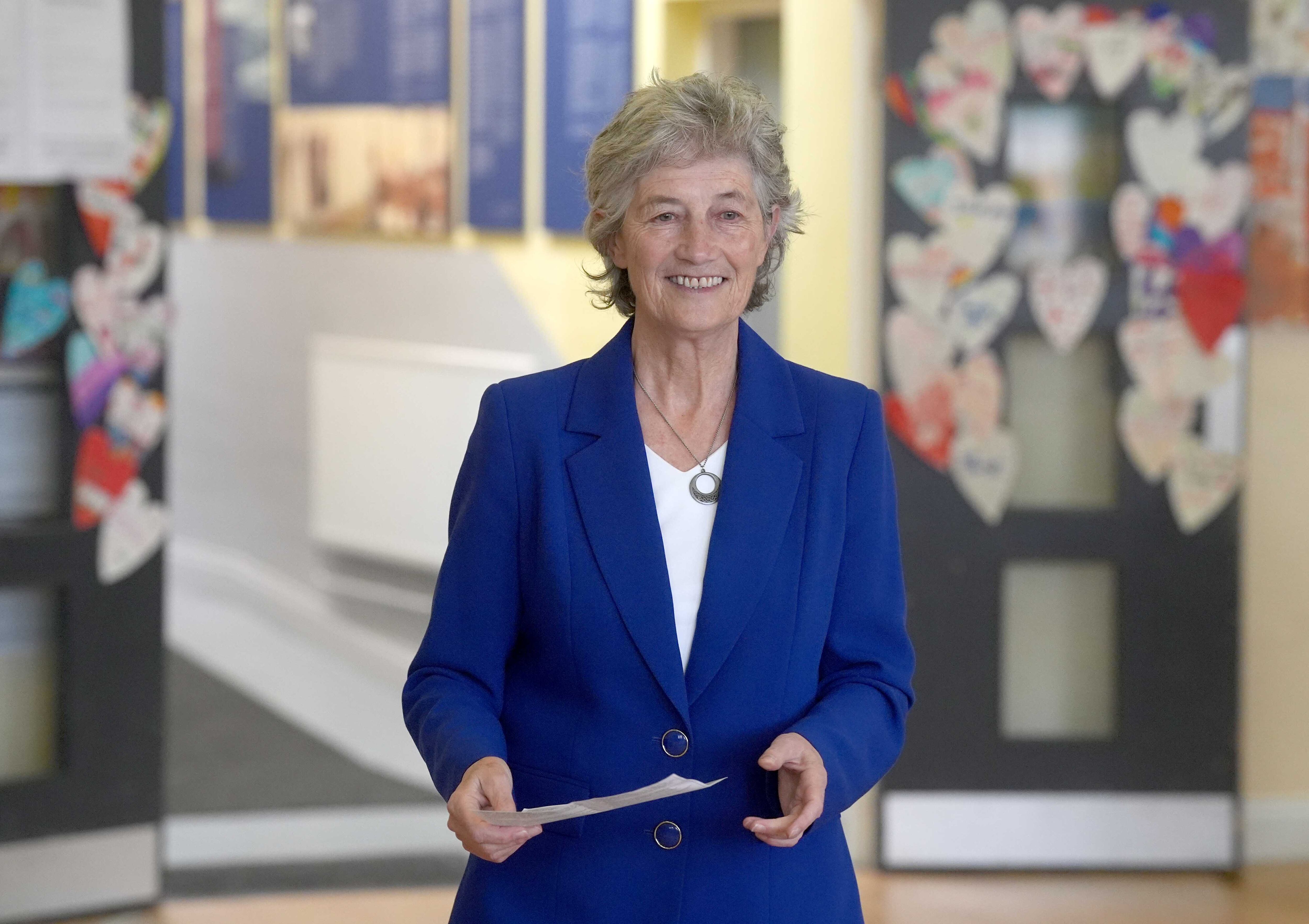 La candidata independiente Catherine Connolly llega a la Escuela Nacional Claddagh, en la ciudad de Galway, condado de Galway, para votar en las elecciones al próximo presidente de Irlanda. Fecha de la fotografía: viernes, 24 de octubre de 2025.