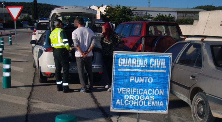 El conductor no hizo caso de las señales de alto de los agentes y continuó la marcha.