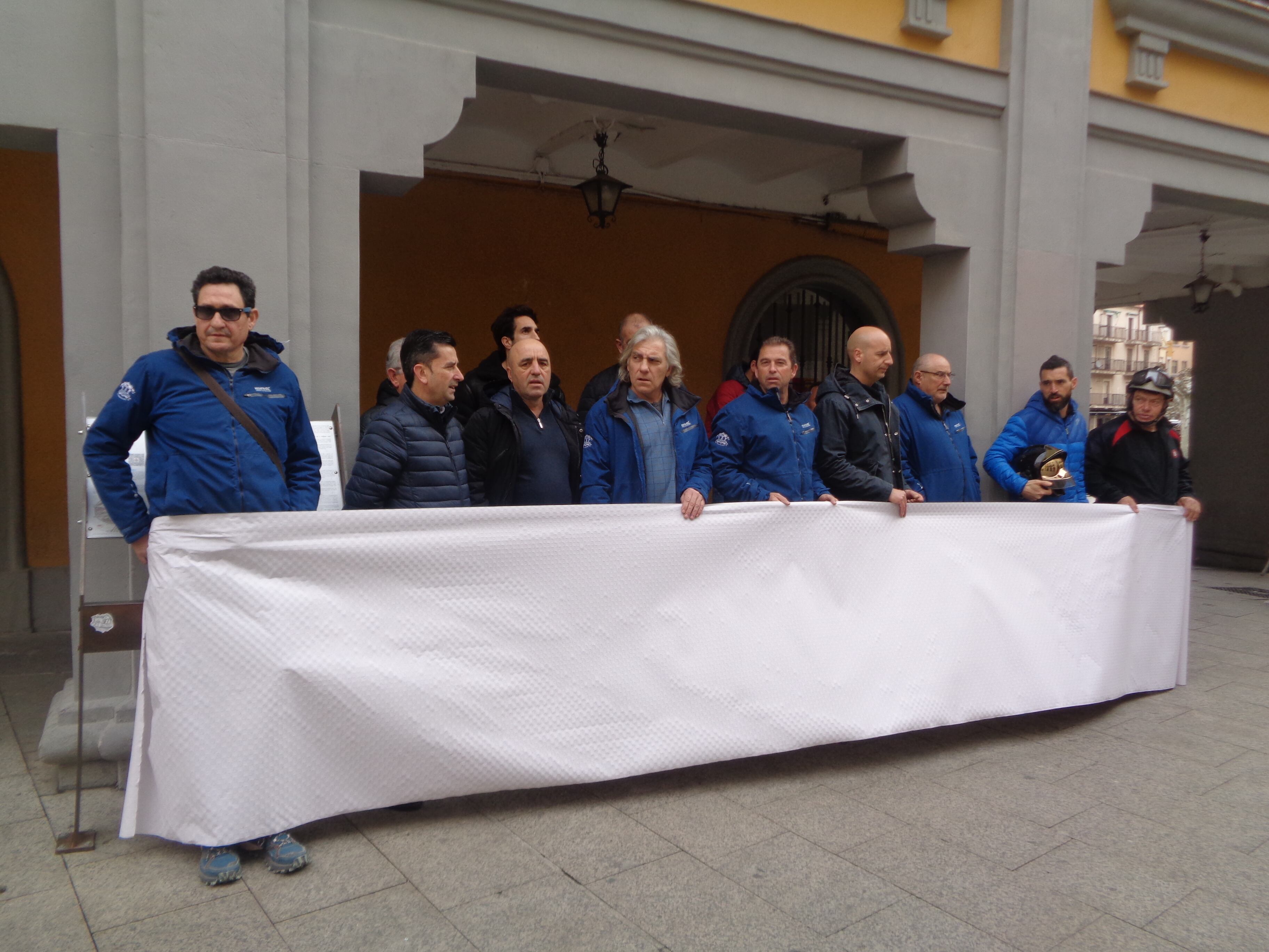 Los bomberos se concentraban tras una pancarta en blanco