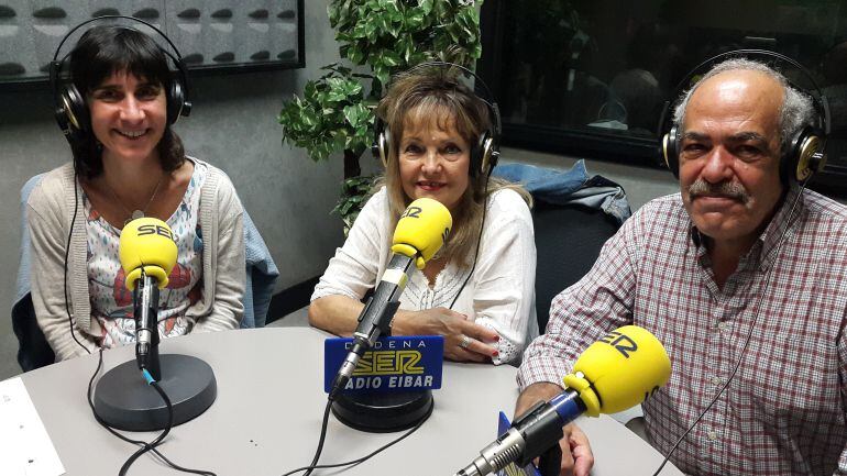 Eva Pérez de Albéniz, coordinadora de la Escuela de la Experiencia de Debabarrena, y los ex alumnos Araceli Bono y Jesús Mari Perosanz