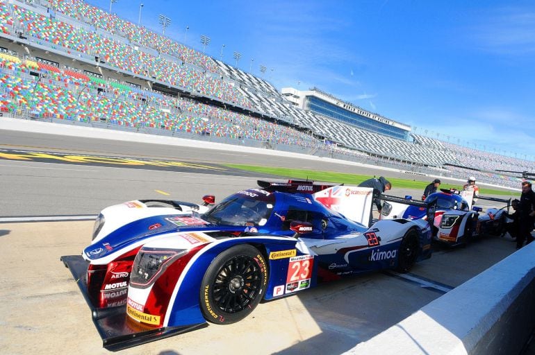  El español Fernando Alonso, del equipo United Autosports, conduce su vehículo en las prácticas de la prueba &quot;Rolex 24 Horas&quot;.