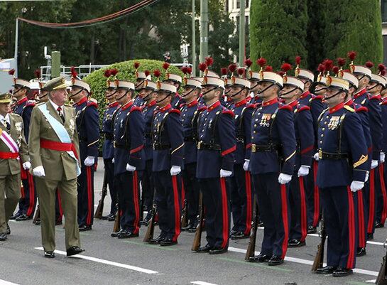 El rey Juan Carlos pasa revista a las tropas que le rendían honores, momentos antes del inicio del desfile militar