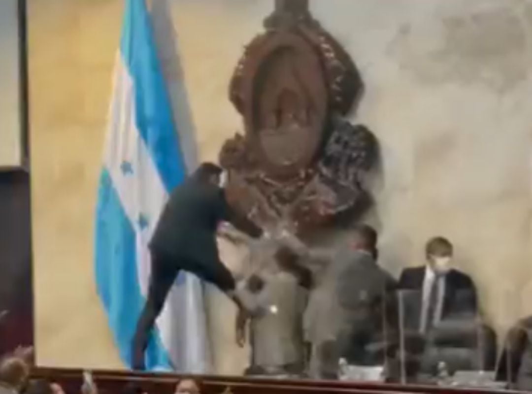 Pelea en el Congreso de Diputados de Honduras entre los diputados por una votación.